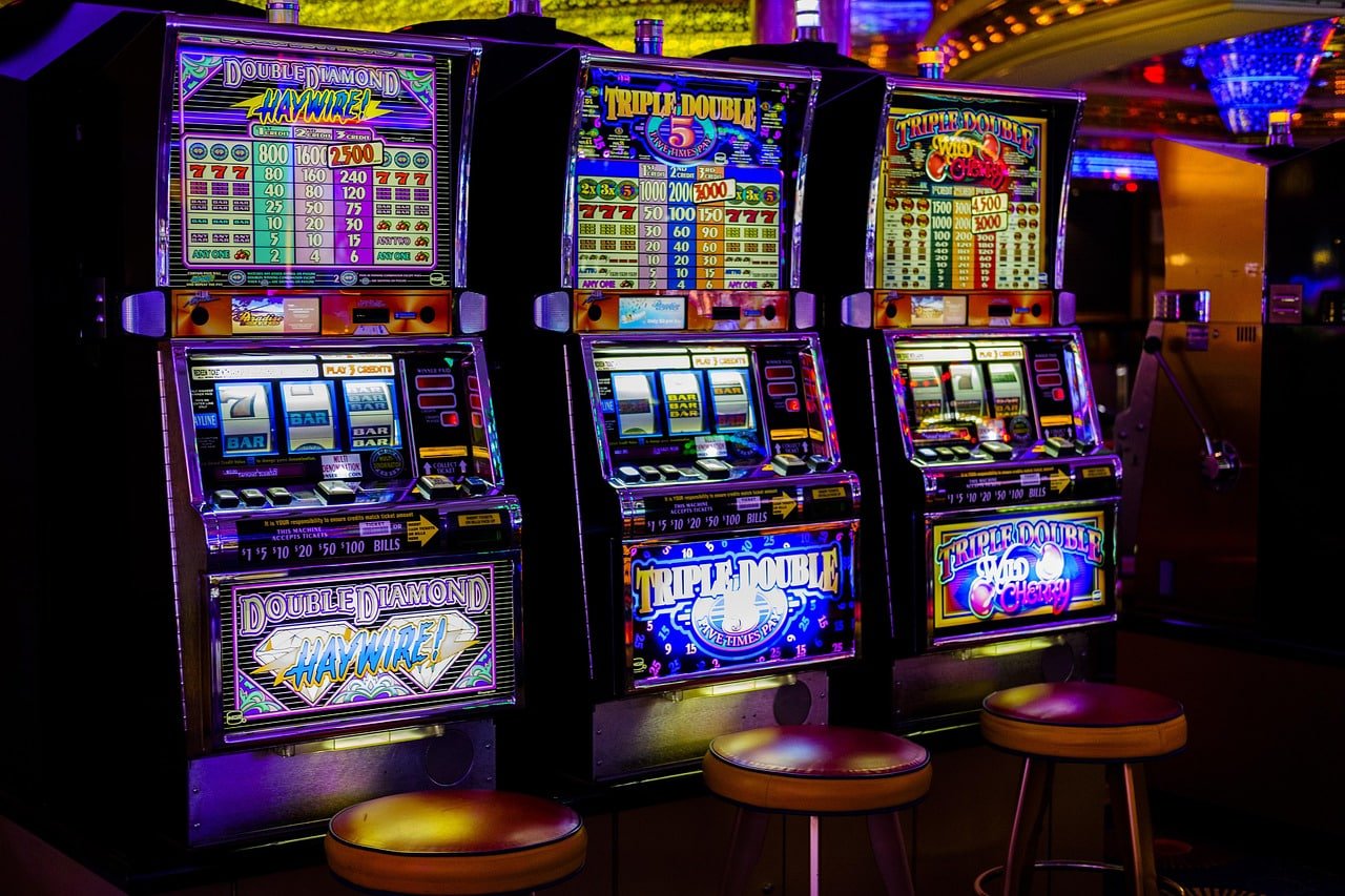 Ilustrasi pengumpulan data personal dan teknis pada platform luckysvip